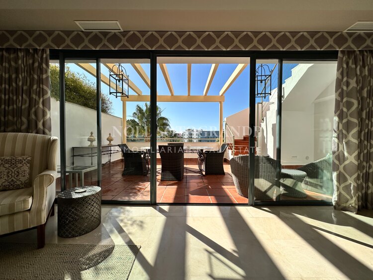 Luxuriöses Penthouse mit 3 Schlafzimmern und privatem Pool in der Marina von Sotogrande