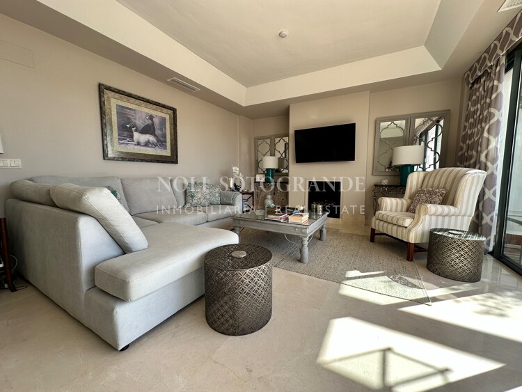 Luxuriöses Penthouse mit 3 Schlafzimmern und privatem Pool in der Marina von Sotogrande