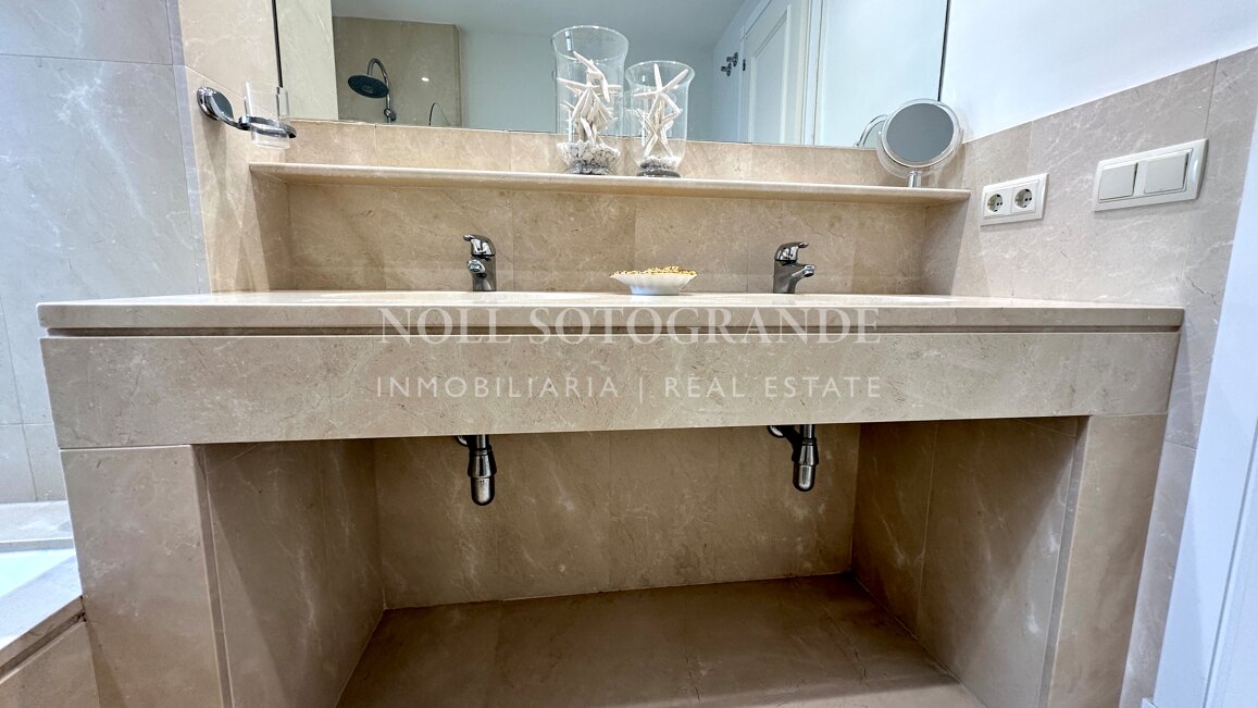 Luxuriöses Penthouse mit 3 Schlafzimmern und privatem Pool in der Marina von Sotogrande