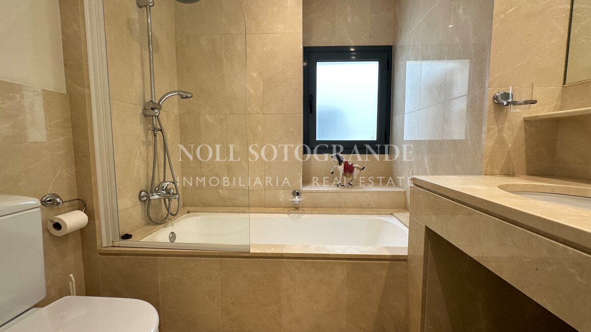 Luxuriöses Penthouse mit 3 Schlafzimmern und privatem Pool in der Marina von Sotogrande