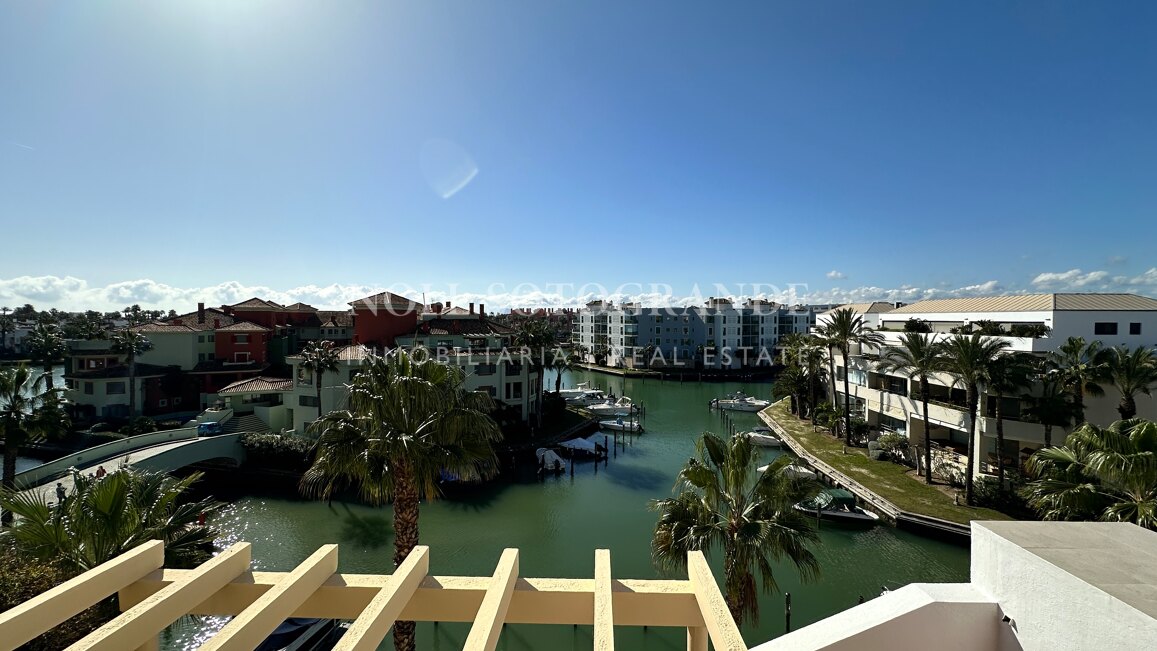 Luxuriöses Penthouse mit 3 Schlafzimmern und privatem Pool in der Marina von Sotogrande
