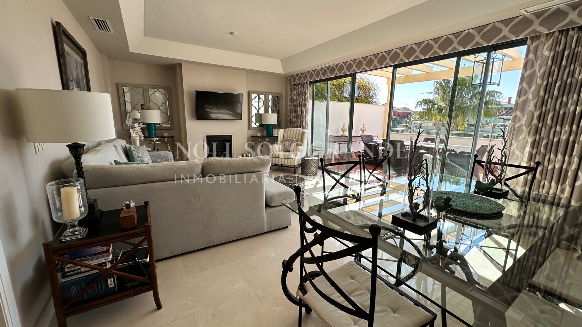 Luxuriöses Penthouse mit 3 Schlafzimmern und privatem Pool in der Marina von Sotogrande