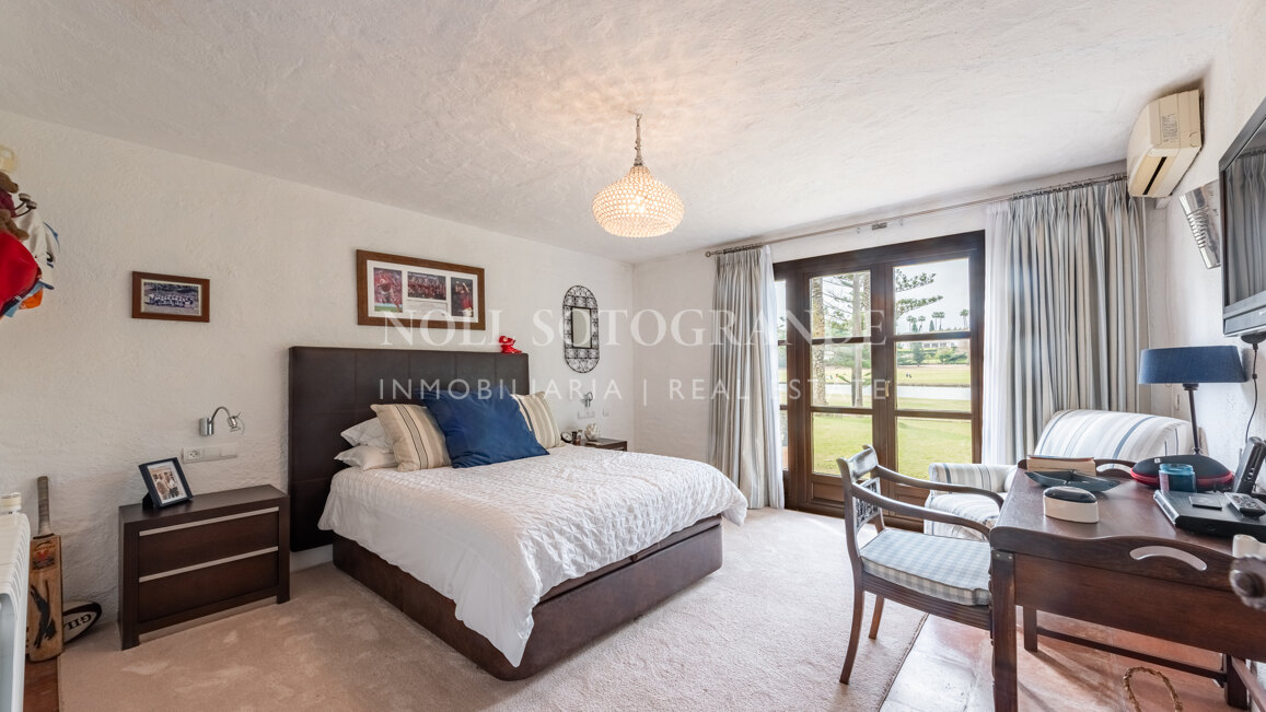 Erstklassige Golfimmobilie in erster Linie zu verkaufen in Kings & Queens, Sotogrande