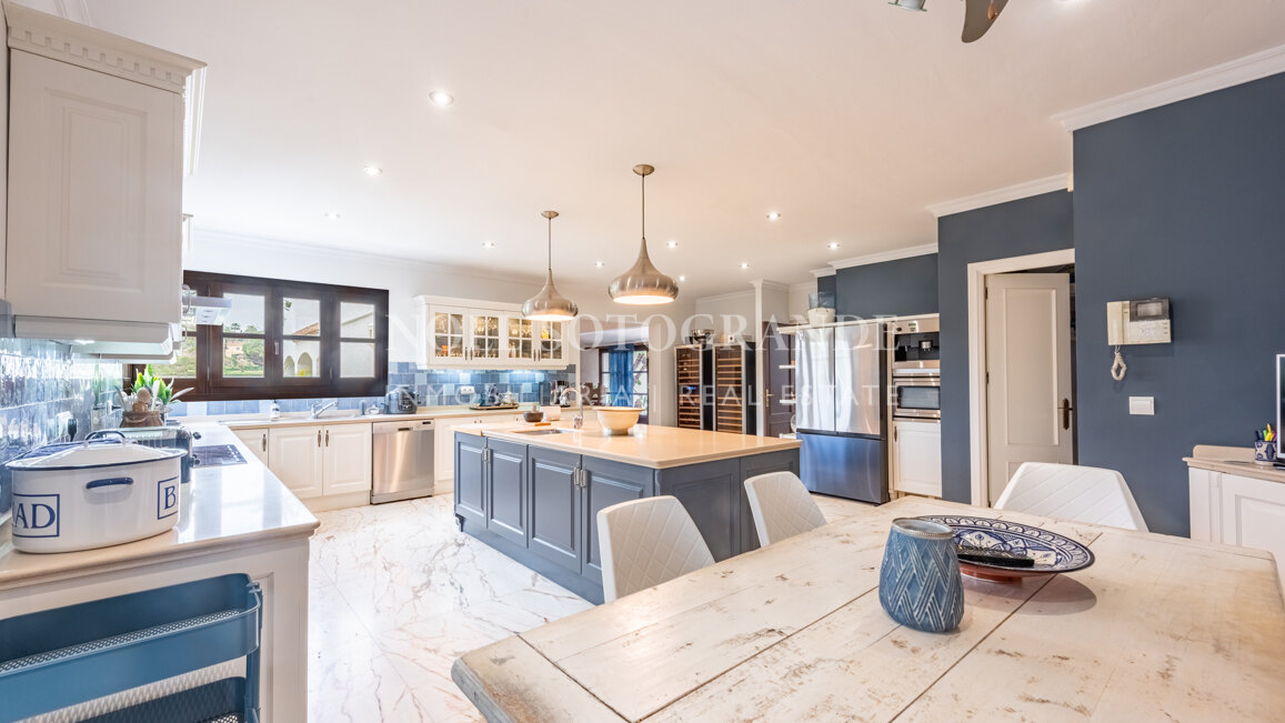 Erstklassige Golfimmobilie in erster Linie zu verkaufen in Kings & Queens, Sotogrande