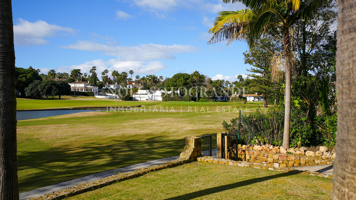 Erstklassige Golfimmobilie in erster Linie zu verkaufen in Kings & Queens, Sotogrande