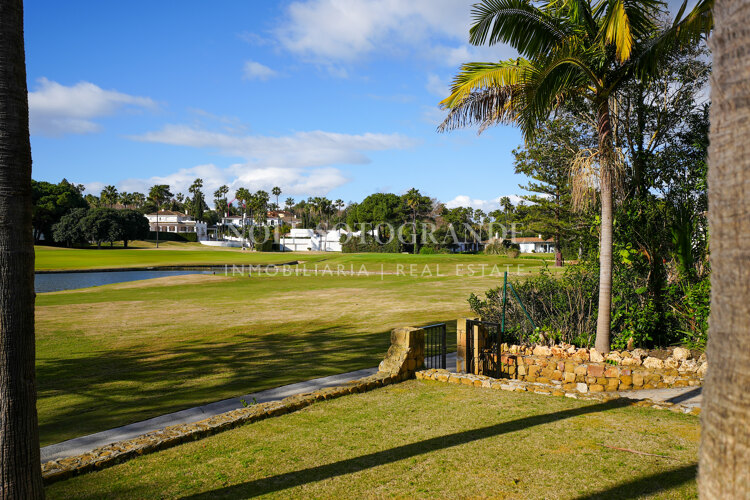 Erstklassige Golfimmobilie in erster Linie zu verkaufen in Kings & Queens, Sotogrande