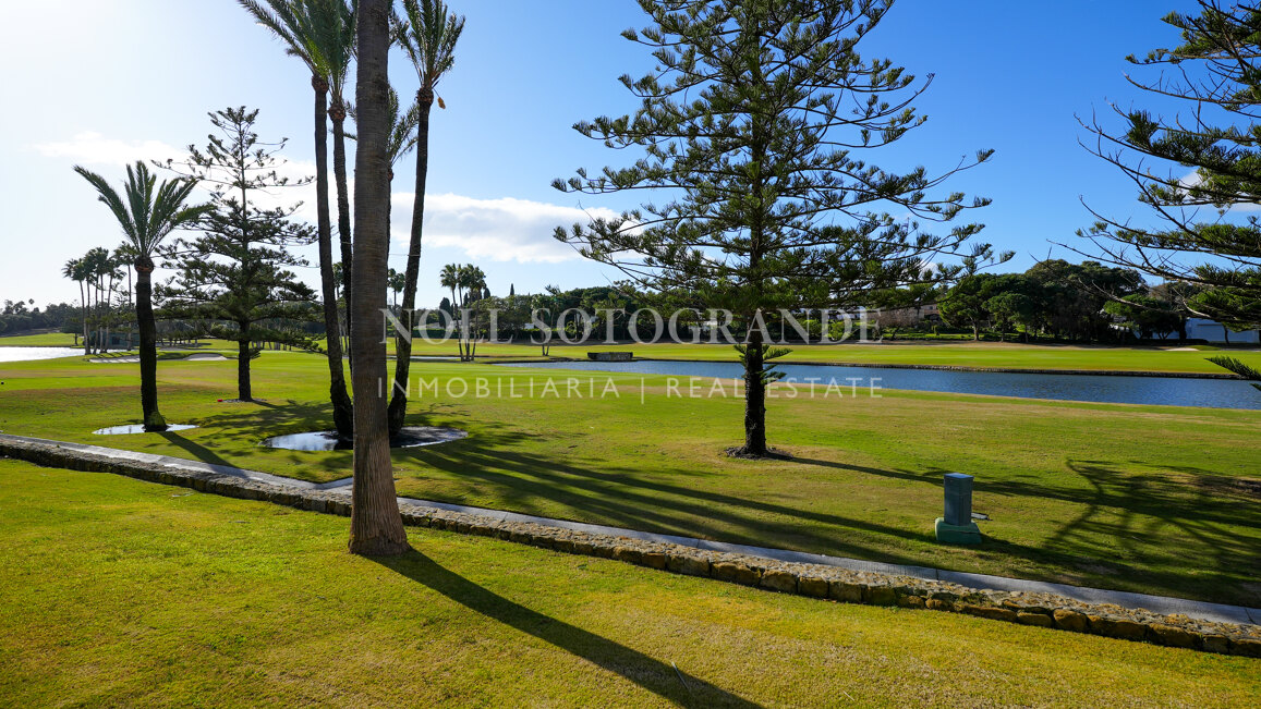 Erstklassige Golfimmobilie in erster Linie zu verkaufen in Kings & Queens, Sotogrande