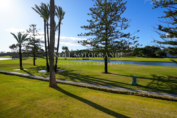 Erstklassige Golfimmobilie in erster Linie zu verkaufen in Kings & Queens, Sotogrande