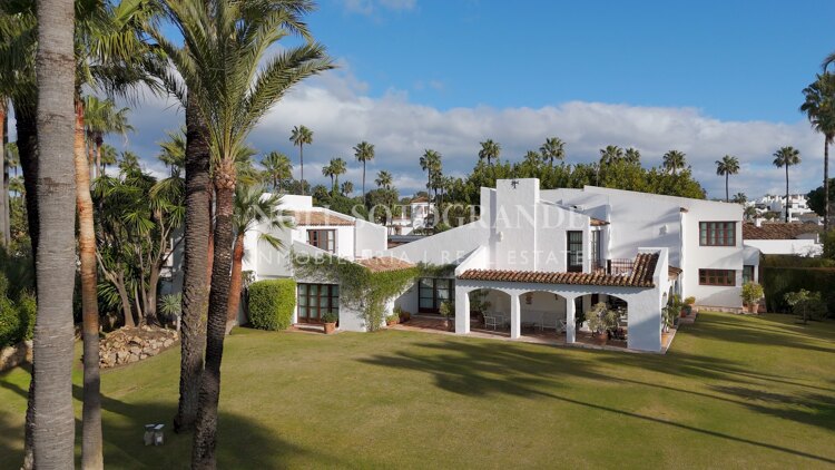 Erstklassige Golfimmobilie in erster Linie zu verkaufen in Kings & Queens, Sotogrande