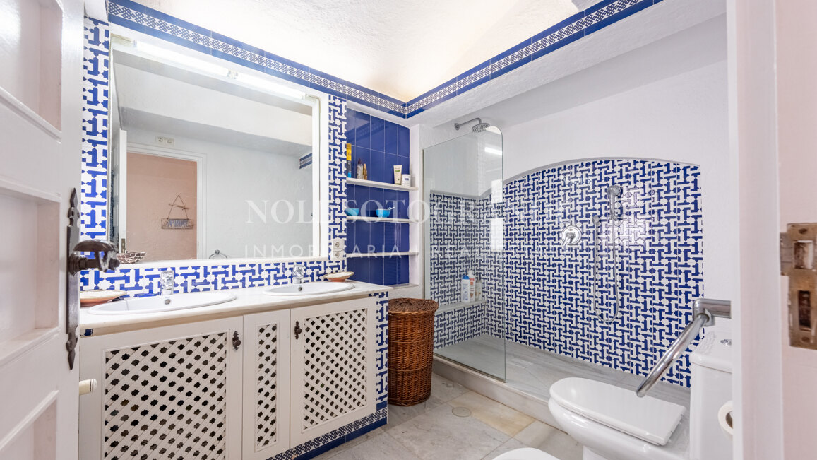 Erstklassige Golfimmobilie in erster Linie zu verkaufen in Kings & Queens, Sotogrande