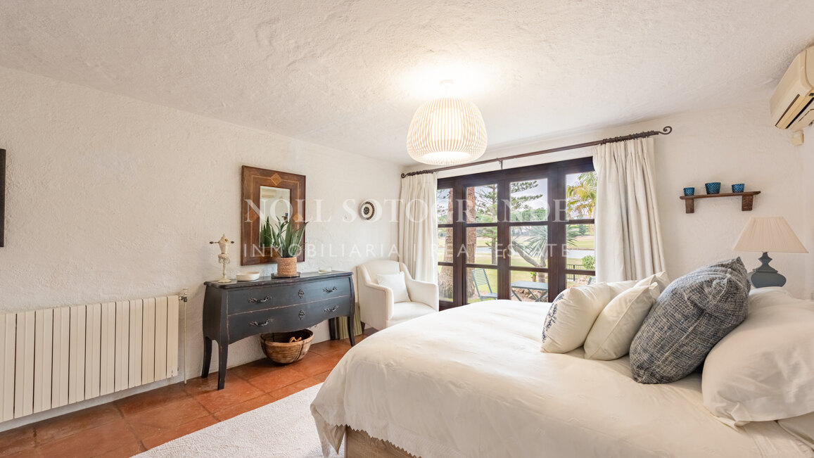 Erstklassige Golfimmobilie in erster Linie zu verkaufen in Kings & Queens, Sotogrande