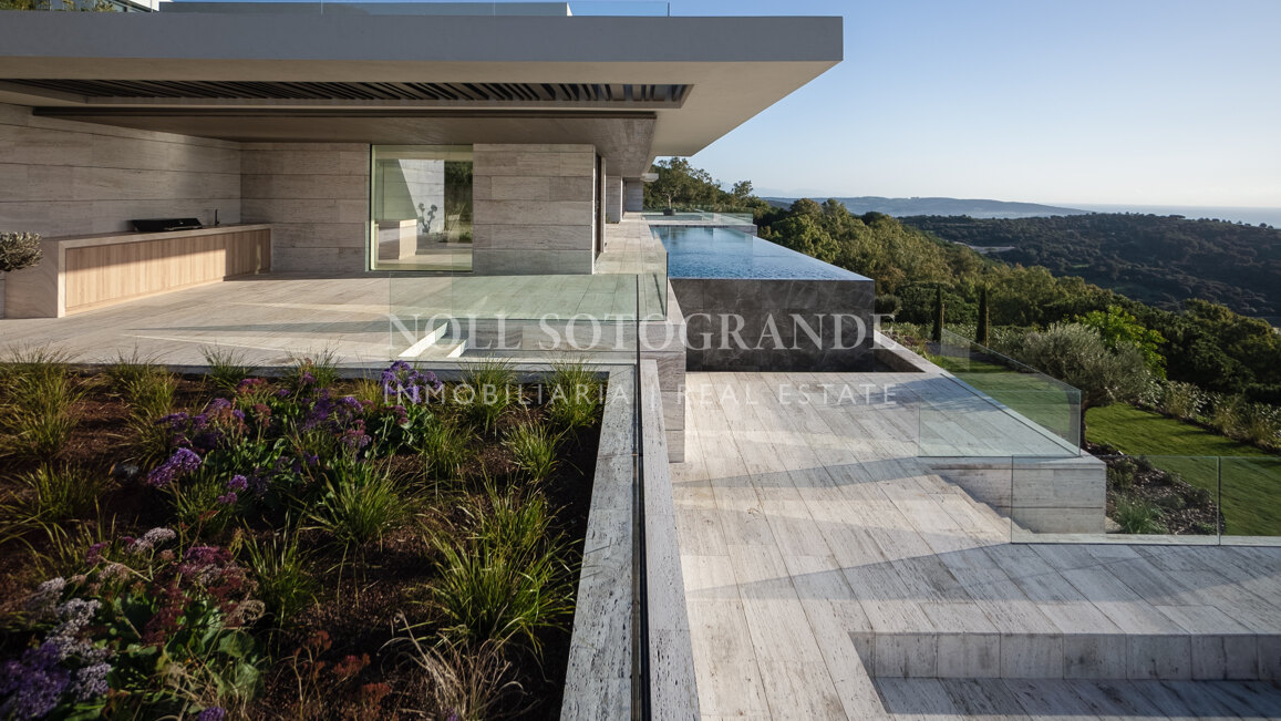 The Sanctuary – Luxusvilla mit Meerblick in La Reserva, Sotogrande