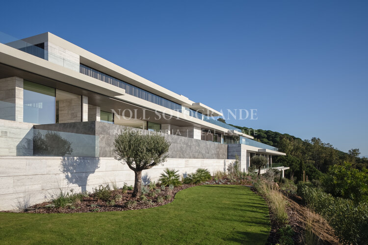 The Sanctuary – Luxusvilla mit Meerblick in La Reserva, Sotogrande