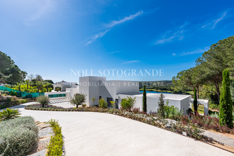 Contemporary Villa for sale at reduced price Sotogrande Alto