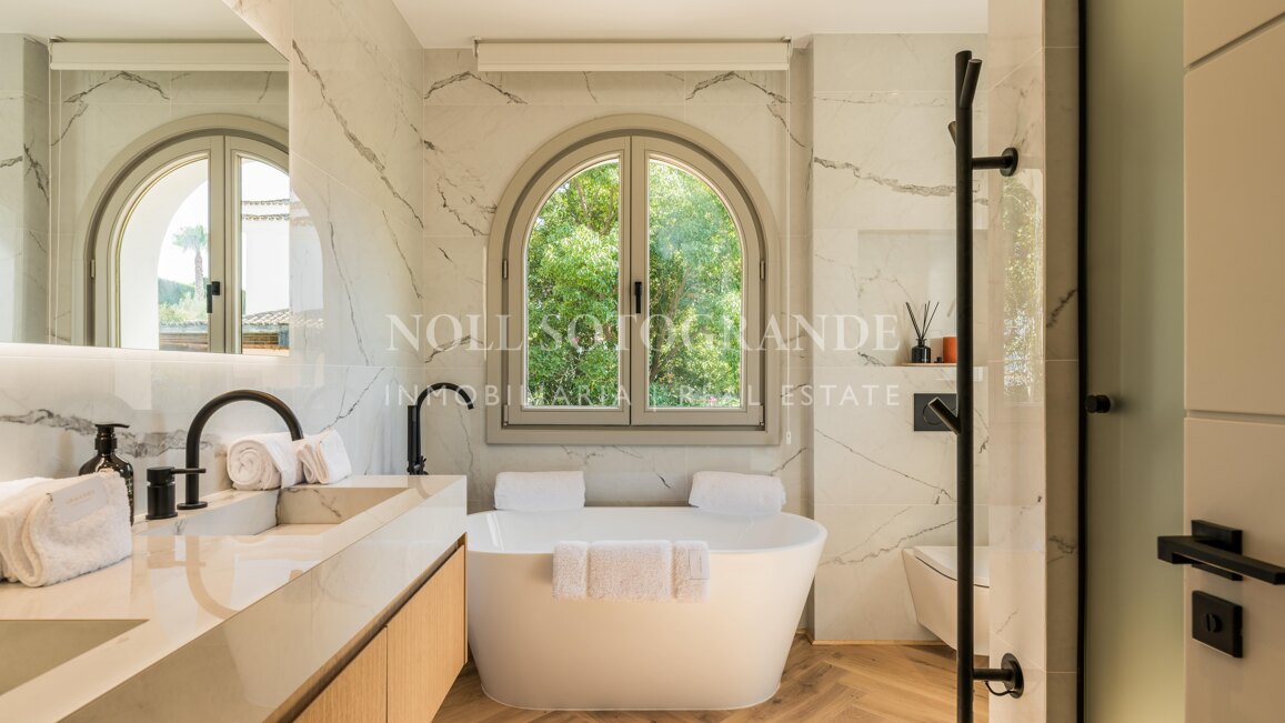 Villa Garden Pea Blossom - Atemberaubende traditionelle Villa in erster Golflinie und Panoramablick in Sotogrande