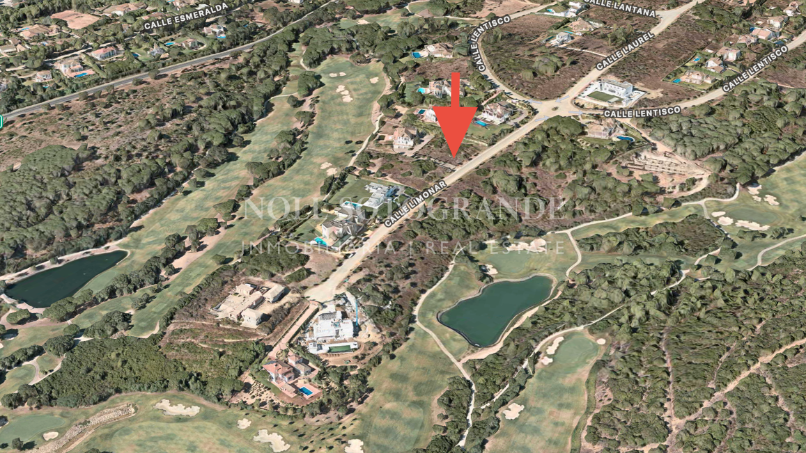 Flaches Baugrundstück mit Meerblick und Baugenehmigung in La Reserva de Sotogrande