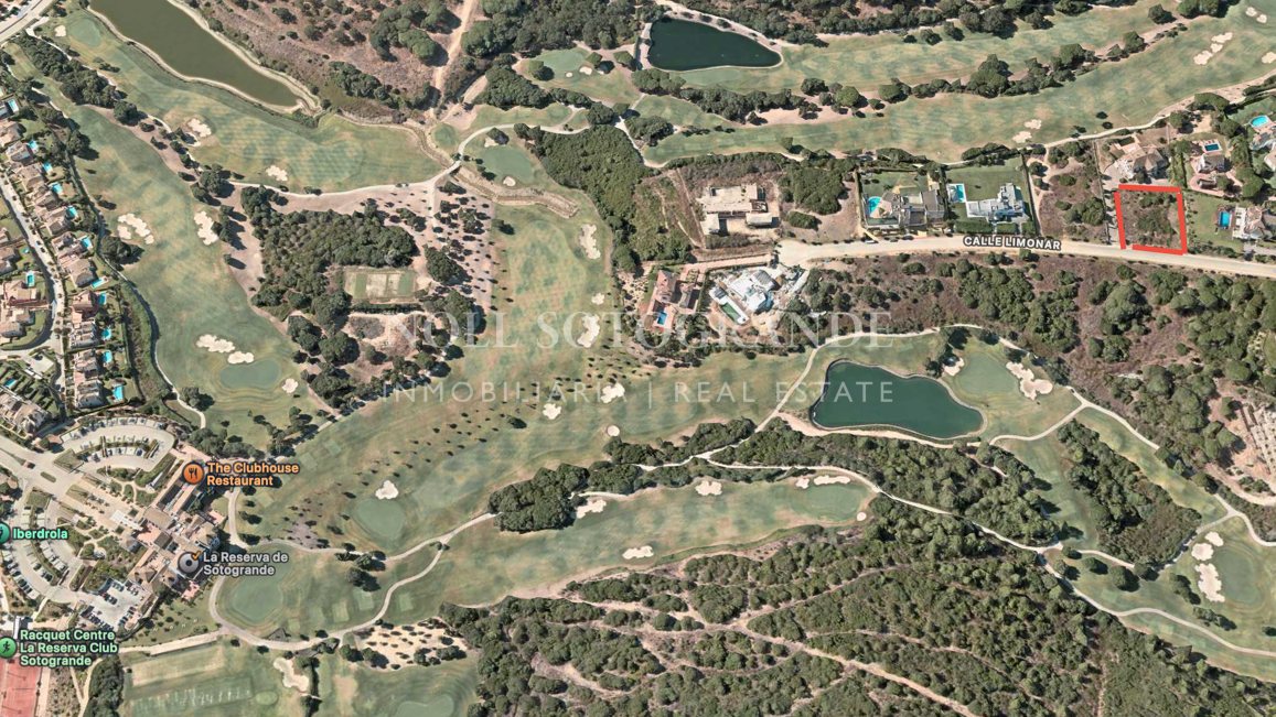 Flaches Baugrundstück mit Meerblick und Baugenehmigung in La Reserva de Sotogrande