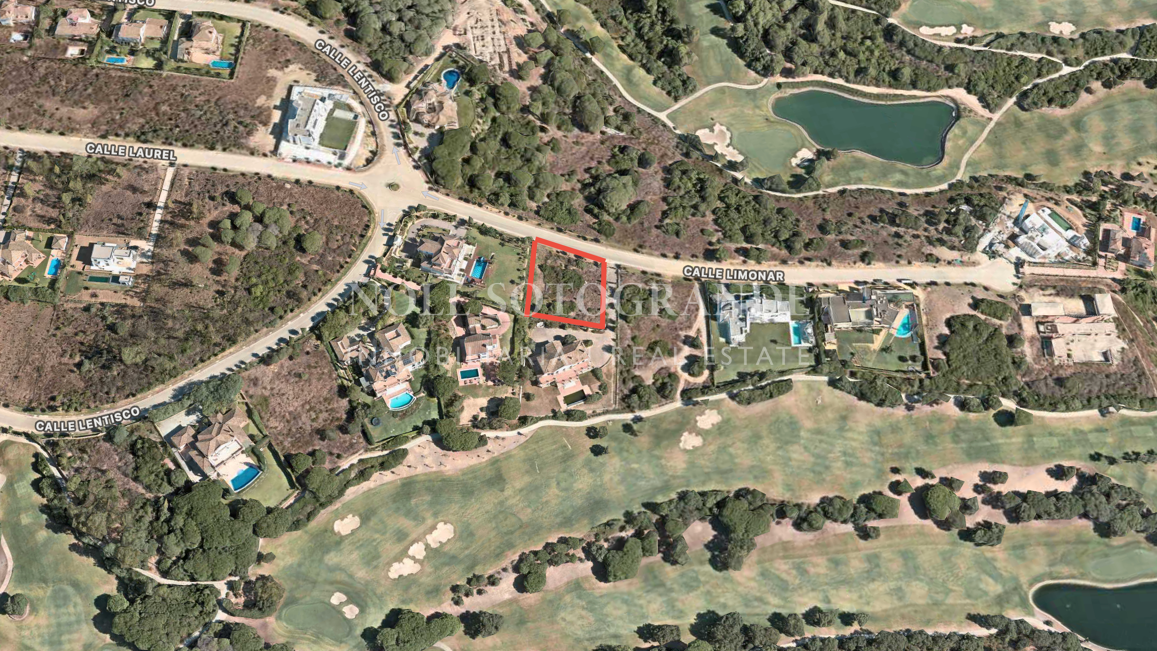 Flaches Baugrundstück mit Meerblick und Baugenehmigung in La Reserva de Sotogrande