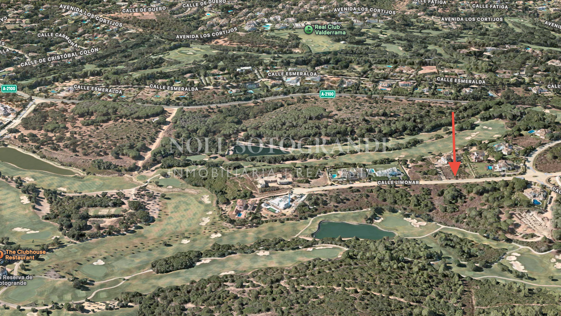 Flaches Baugrundstück mit Meerblick und Baugenehmigung in La Reserva de Sotogrande