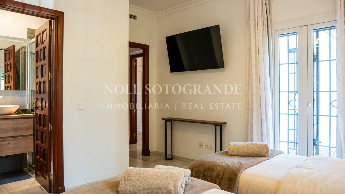 La Pinta Golf Villa – Elegante Villa mit 4 Schlafzimmern, privatem Pool und Golfbereich in Sotogrande Alto