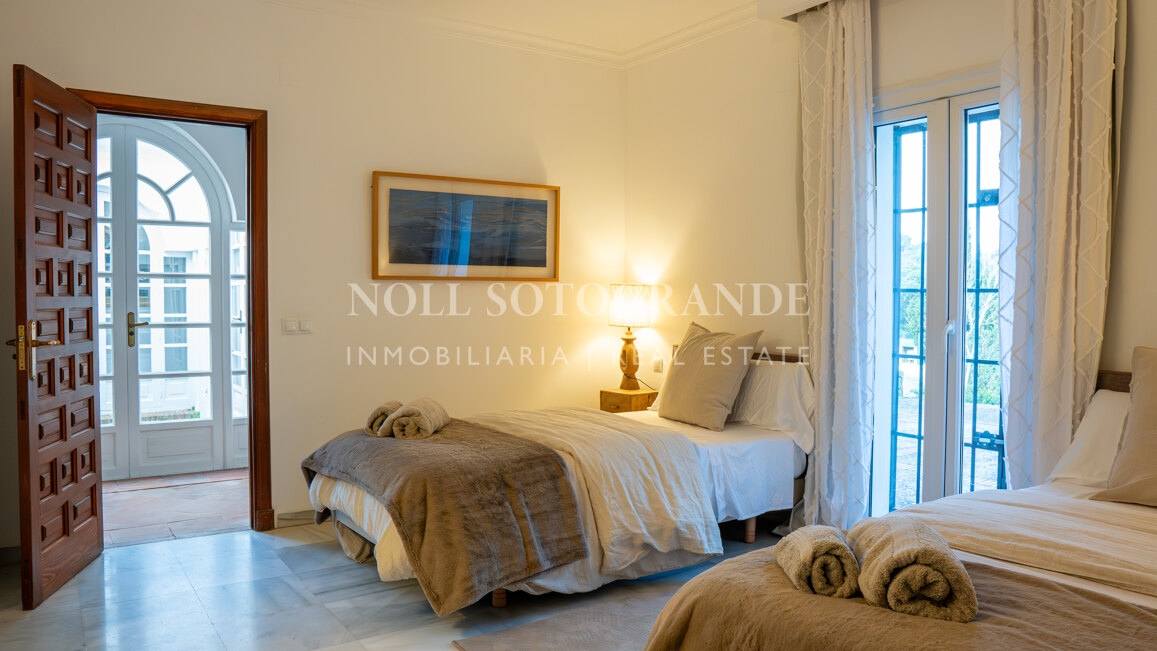 La Pinta Golf Villa – Elegante Villa mit 4 Schlafzimmern, privatem Pool und Golfbereich in Sotogrande Alto