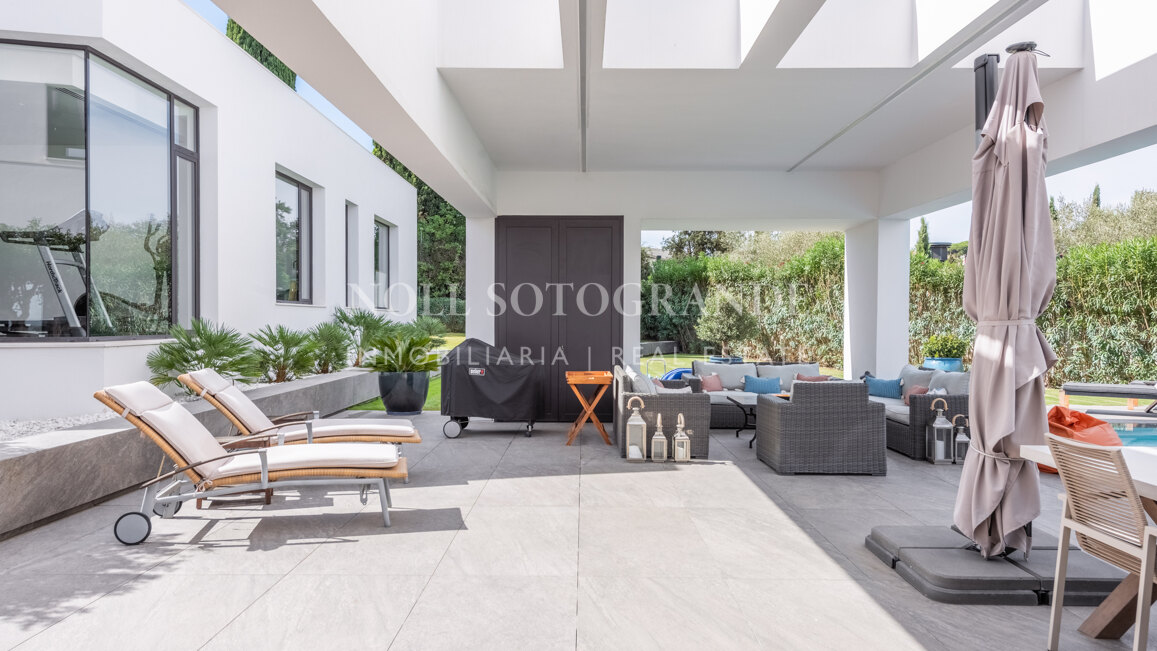 Moderne Villa zu verkaufen Sotogrande Alto in der Nähe von International School & SO Hotel