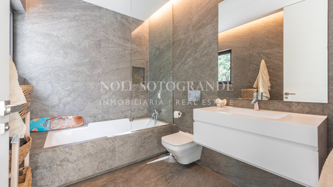 Moderne Villa zu verkaufen Sotogrande Alto in der Nähe von International School & SO Hotel