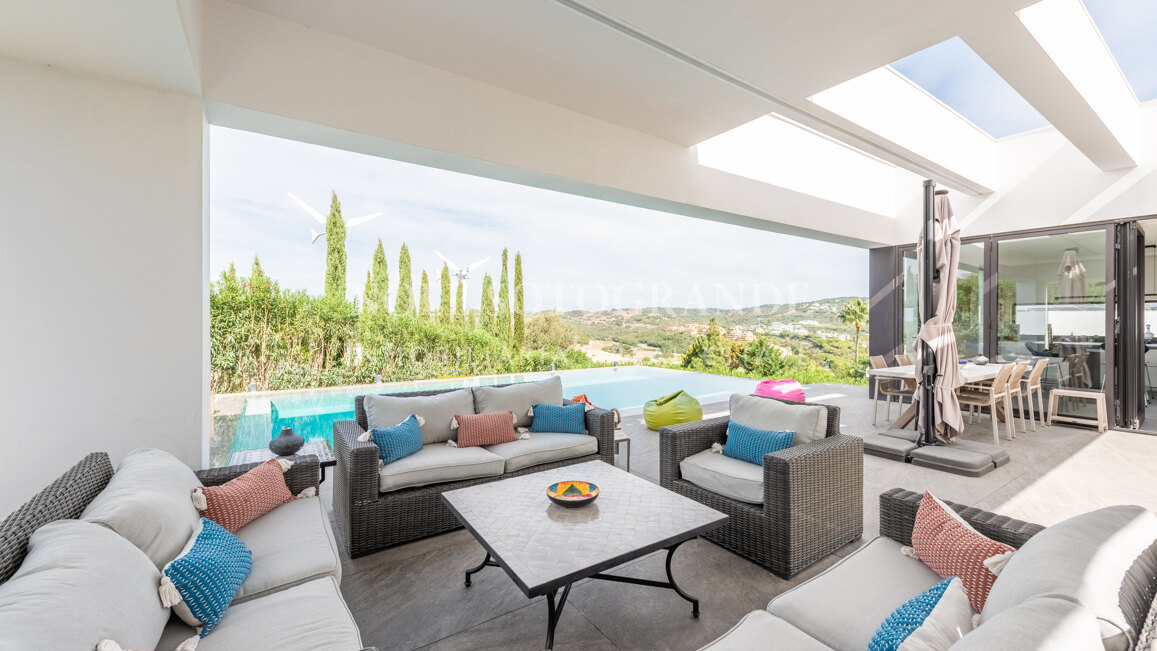 Moderne Villa zu verkaufen Sotogrande Alto in der Nähe von International School & SO Hotel