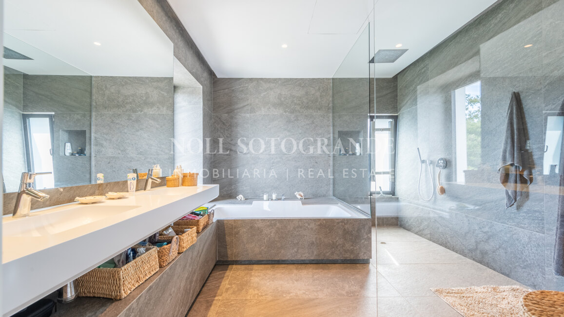 Moderne Villa zu verkaufen Sotogrande Alto in der Nähe von International School & SO Hotel