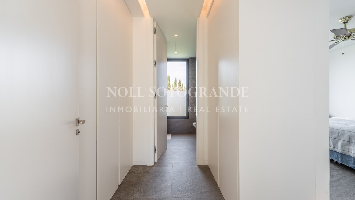 Moderne Villa zu verkaufen Sotogrande Alto in der Nähe von International School & SO Hotel