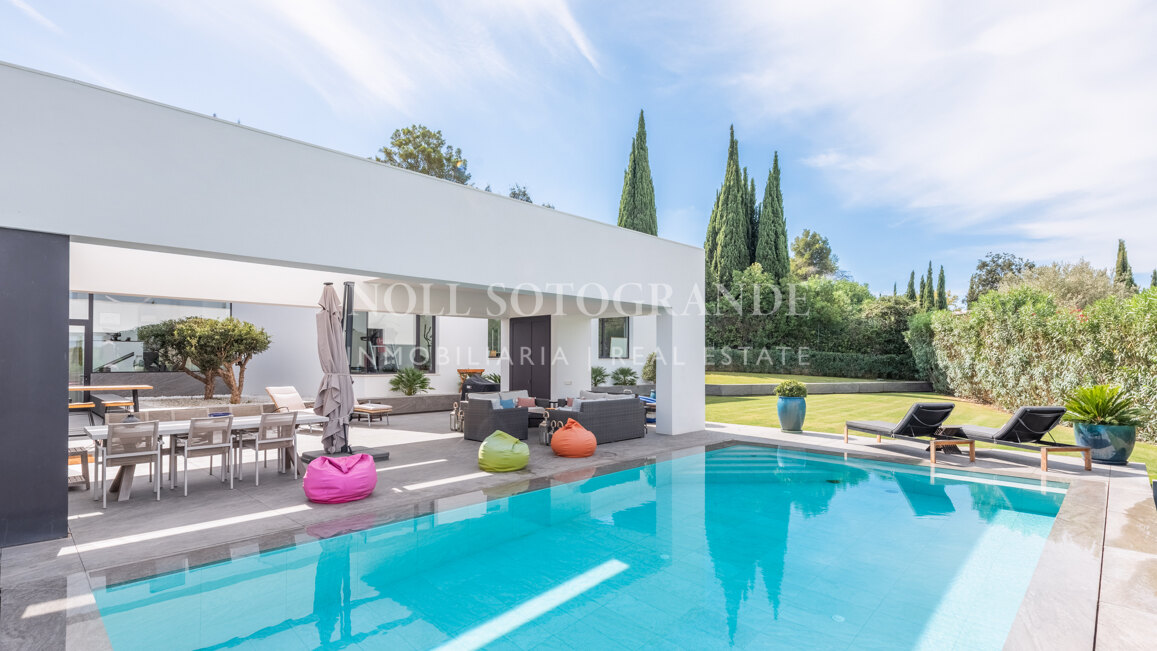 Moderne Villa zu verkaufen Sotogrande Alto in der Nähe von International School & SO Hotel