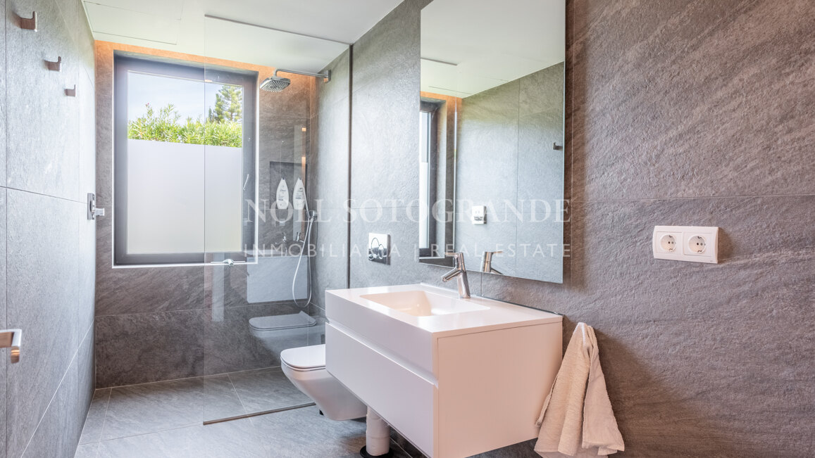 Moderne Villa zu verkaufen Sotogrande Alto in der Nähe von International School & SO Hotel