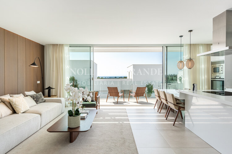 Stylish townhouse with spectacular panoramic views as far as the sea