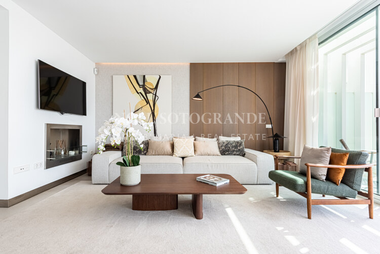 Stylish townhouse with spectacular panoramic views as far as the sea