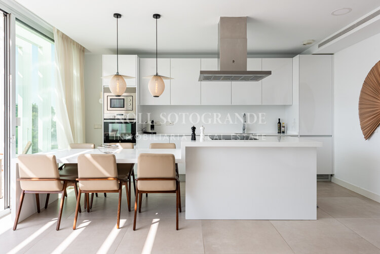 Stylish townhouse with spectacular panoramic views as far as the sea