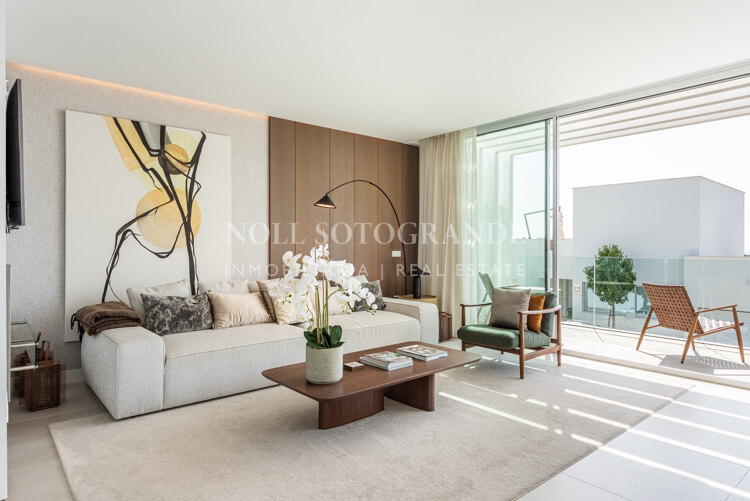 Stylish townhouse with spectacular panoramic views as far as the sea