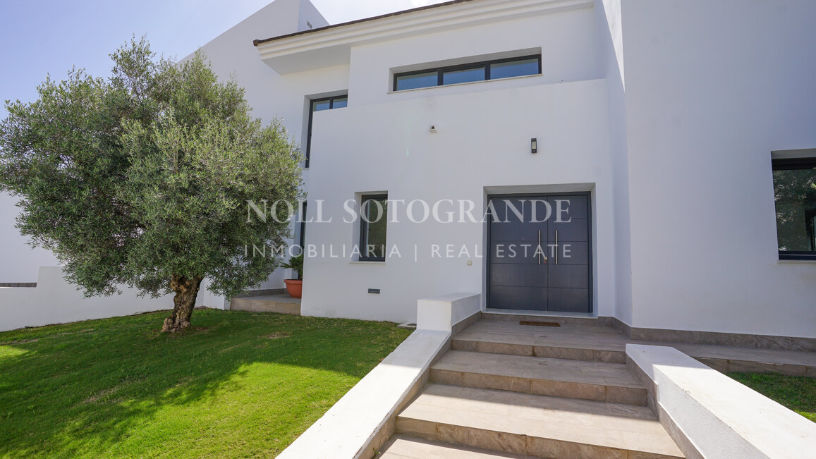 Villa with spectacular views for sale in Alcaidesa