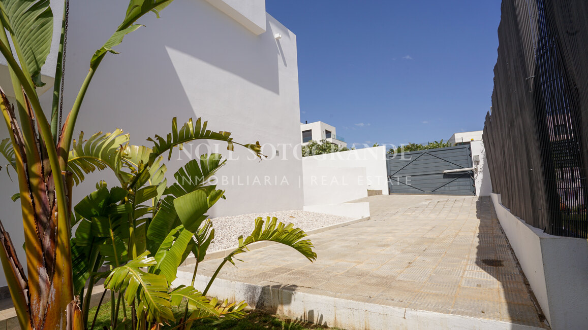 Villa with spectacular views for sale in Alcaidesa