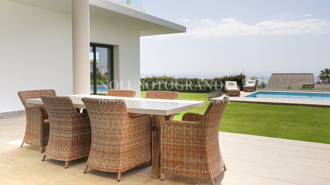 Villa with spectacular views for sale in Alcaidesa