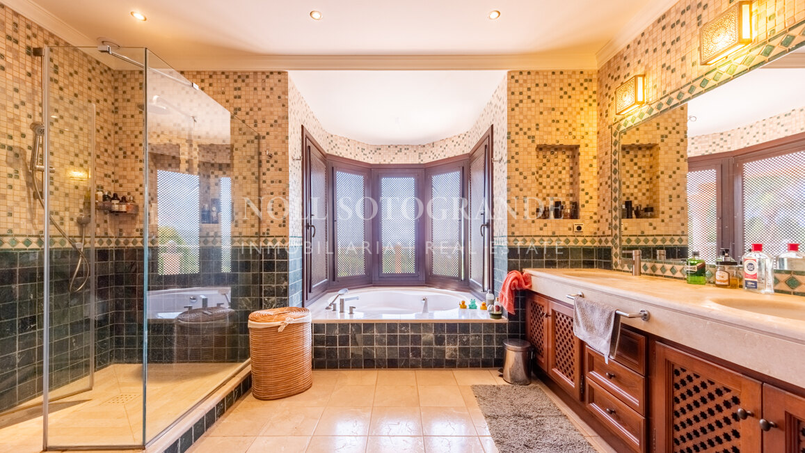 Luxuriöse 5-Schlafzimmer-Villa mit Kino in La Reserva de Sotogrande