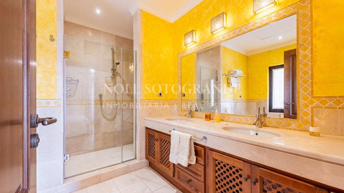 Luxuriöse 5-Schlafzimmer-Villa mit Kino in La Reserva de Sotogrande