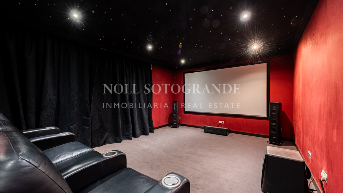 Luxuriöse 5-Schlafzimmer-Villa mit Kino in La Reserva de Sotogrande