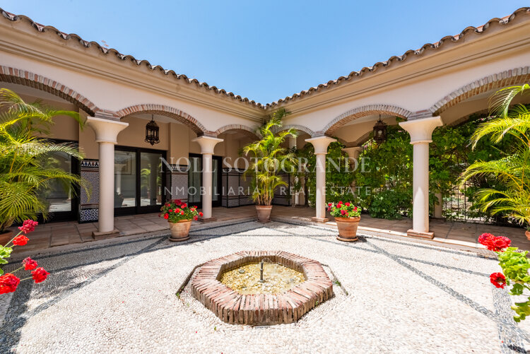 Luxuriöse 5-Schlafzimmer-Villa mit Kino in La Reserva de Sotogrande