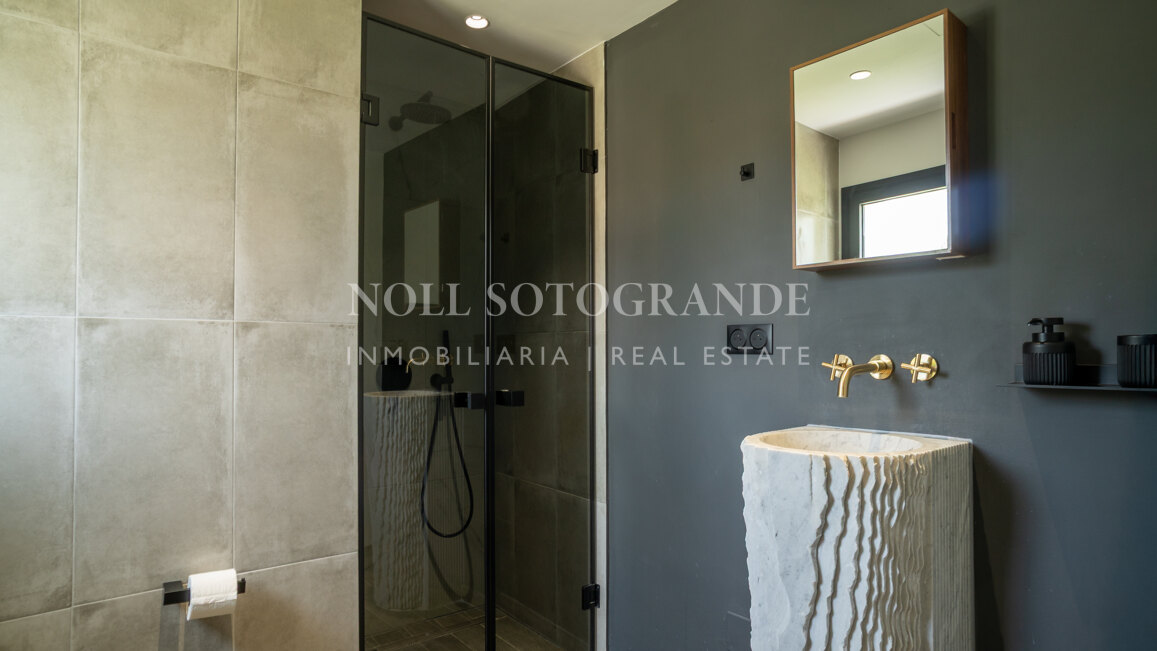 Villa Helio – Zeitgenössische Eleganz in La Reserva de Sotogrande