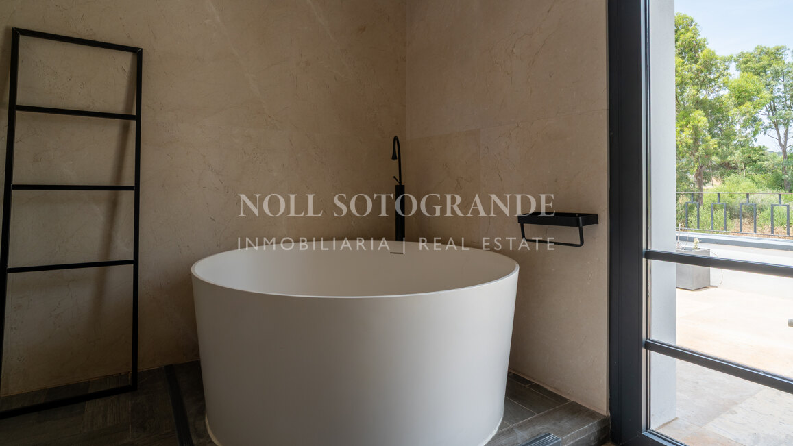 Villa Helio – Zeitgenössische Eleganz in La Reserva de Sotogrande