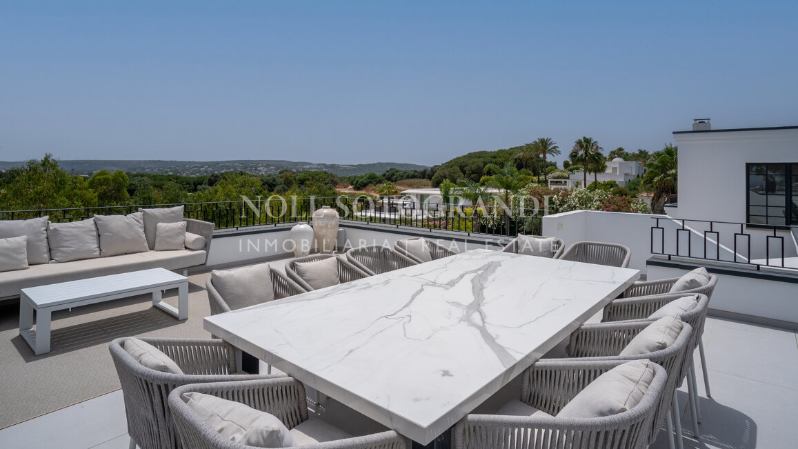 Villa Helio – Zeitgenössische Eleganz in La Reserva de Sotogrande
