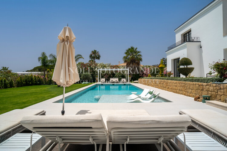 Villa Helio – Zeitgenössische Eleganz in La Reserva de Sotogrande