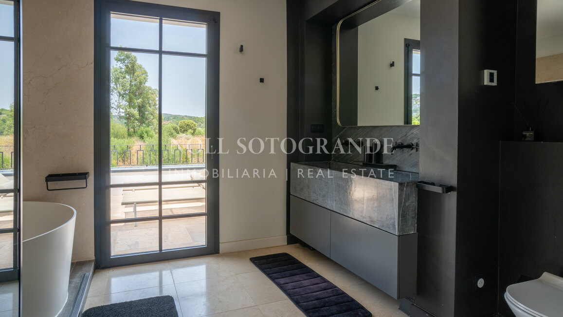 Villa Helio – Zeitgenössische Eleganz in La Reserva de Sotogrande