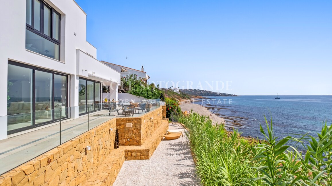 Spektakuläre Strandvilla zur Miete in Torreguadiaro, nahe Sotogrande