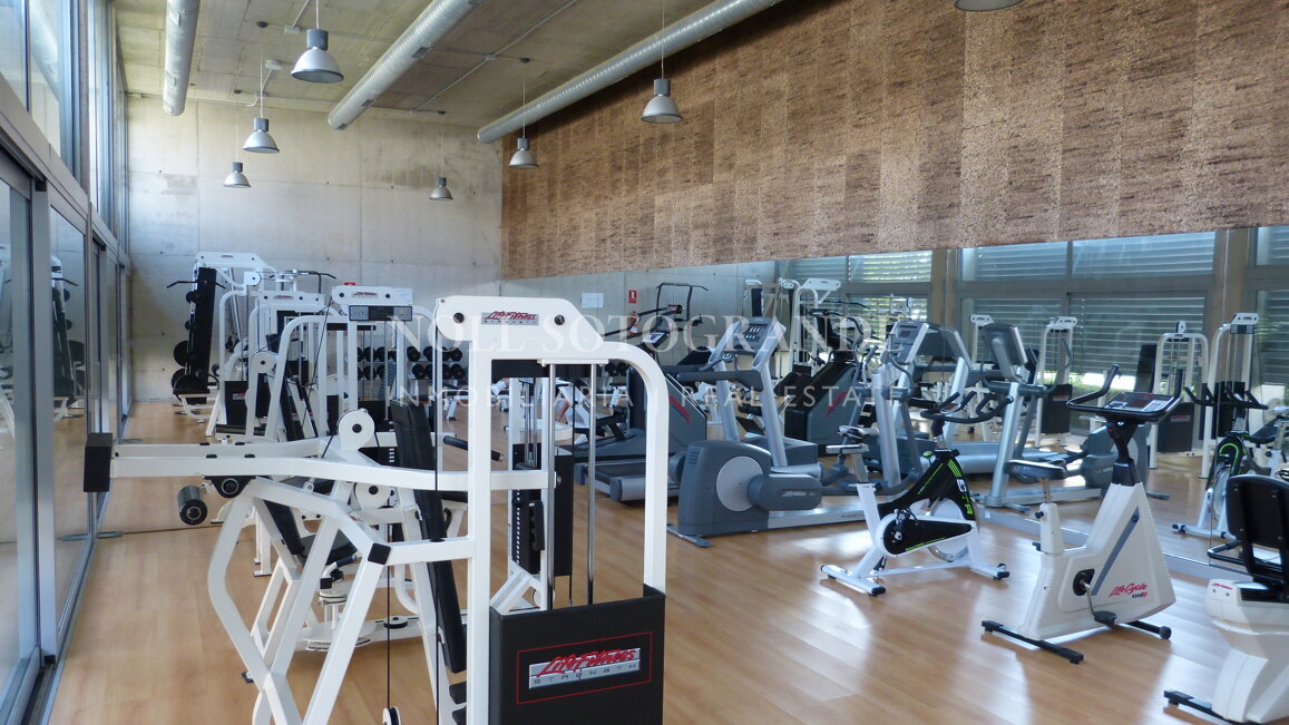 Moderne Erdgeschosswohnung in Pologardens Sotogrande zu vermieten.